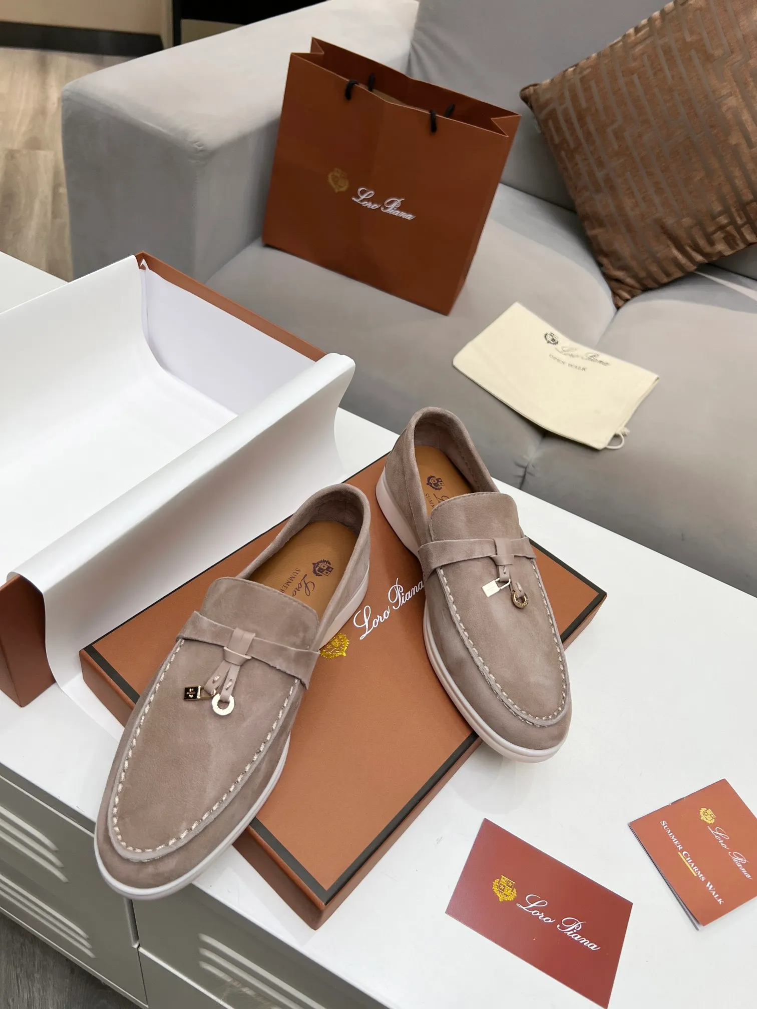 👟👟Ex-factory price 480👟👟 【Loro Piana】Italian top cashmere is fashionable and classic, and the leather is also practical and still of the highest quality on the Internet. Developed from the original board, the upper is made of Yangjing silk and is smooth. Leather lining, wear-resistant high-elastic beef tendon bottom. Size: 35-42, (men’s +10)